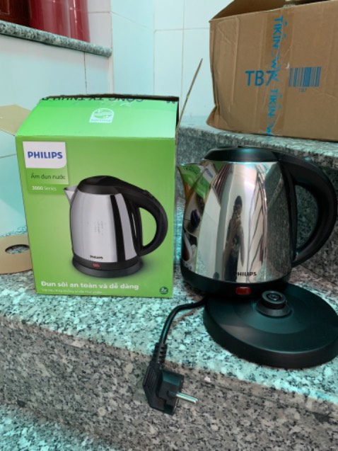 Ấm đun siêu tốc Philips dung tích 1,2L chất liệu inox 304 kiểu dáng đơn giản, chắc chắn, độ bền thì chắc không hãng nào qua được Philips rồi nên mọi người yên tâm mua về sử dụng. Shop phân phối hàng chính hãng, đóng gói an toàn, giao hàng nhanh chóng, vừa rồi được sale nên mua về pha cà phê, pha trà ít ít nước quá Ok