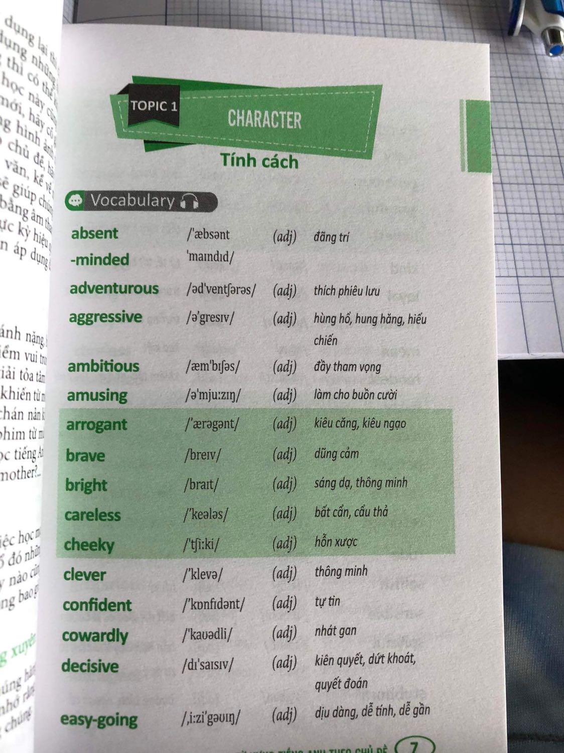 Một tựa sách không nên mua các bạn ạ:(( mik khuyên thật
Điểm cộng: giao hàng nhanh, gói hàng đẹp, sách mới không móp méo tuy nhiên:
Điểm trừ: sách không quét được mã=> sách fake:(( tuy là sách từ vựng nhưng lại sai chính tả, từ vựng chưa chọn lọc những từ phổ biến, hay, nhiều từ vựng trong sách bị lặp lại nhiều lần:((