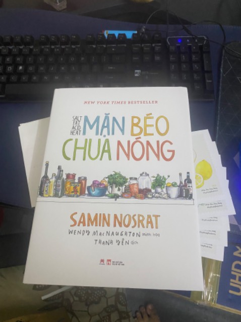 Ngoại quan: giấy tốt, chất lượng in ok, bìa cứng, góc sách bị móp khi nhận
Nội dung: vừa mới đọc nên chưa review được. Theo lời giới thiệu ở phần lời nói đầu và đọc lướt qua đây không phải thuần là cuốn sách công thức mà giúp ta hiểu cách thức hoạt động của 1 phương pháp chế biến,… giúp ta hiểu và ứng biến được cho món ăn của mình và thêm nhiều kiến thức khác nữa