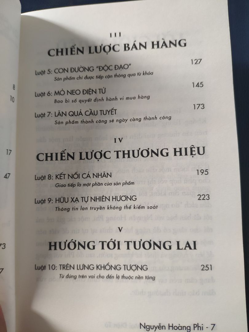 Đây là quyển thứ 2 tròn bộ sách Trên Lưng Khổng Tượng, mình đã đợi từ cuối tháng trước và rồi h cũng được cầm trên tay quyển sách 10 quy luật thương mại điện tử. Với cách viết dễ hiểu dựa vào những ví dụ thực tế quyển sách đã giúp mình hiểu thêm về những quy luật trên sàn TMĐT, những bước để đối đầu với những tập đoàn lớn... hóng 2 quyển sách tiếp theoo ☺️