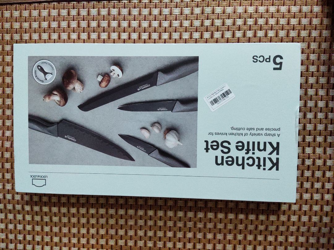 Nhìn tổng quan thì đẹp lung linh. Ban đầu cứ nghĩ dao nhỏ thôi ai ngỡ khá to nên dùng được rất nhiều việc. Bộ dao có thêm dụng cụ gọt hoa quả rất hữa dụng. Đáng để mua