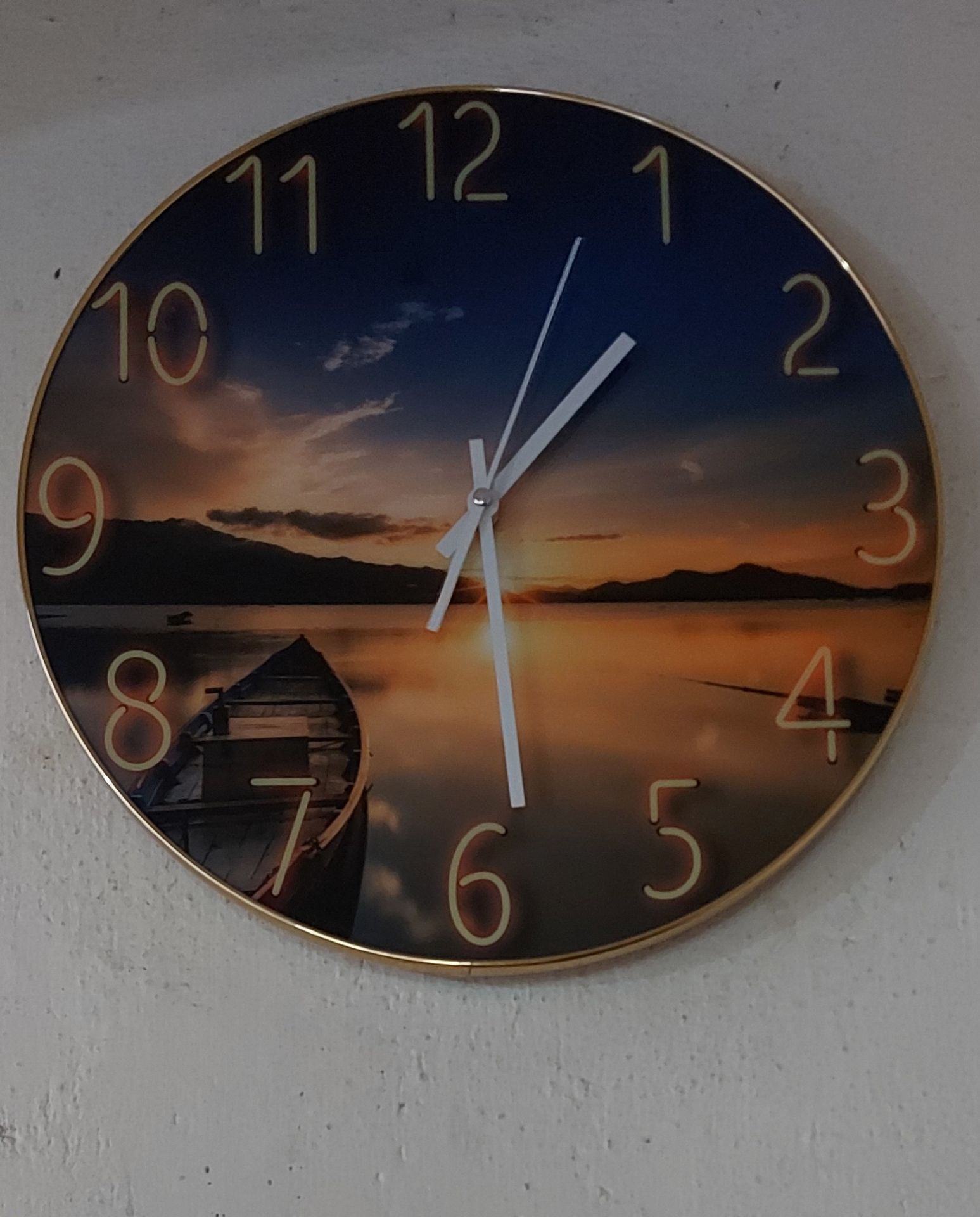 Đồng hồ trông  rất đẹp và chạy êm. Sẽ mua thêm 1 cái nữa.