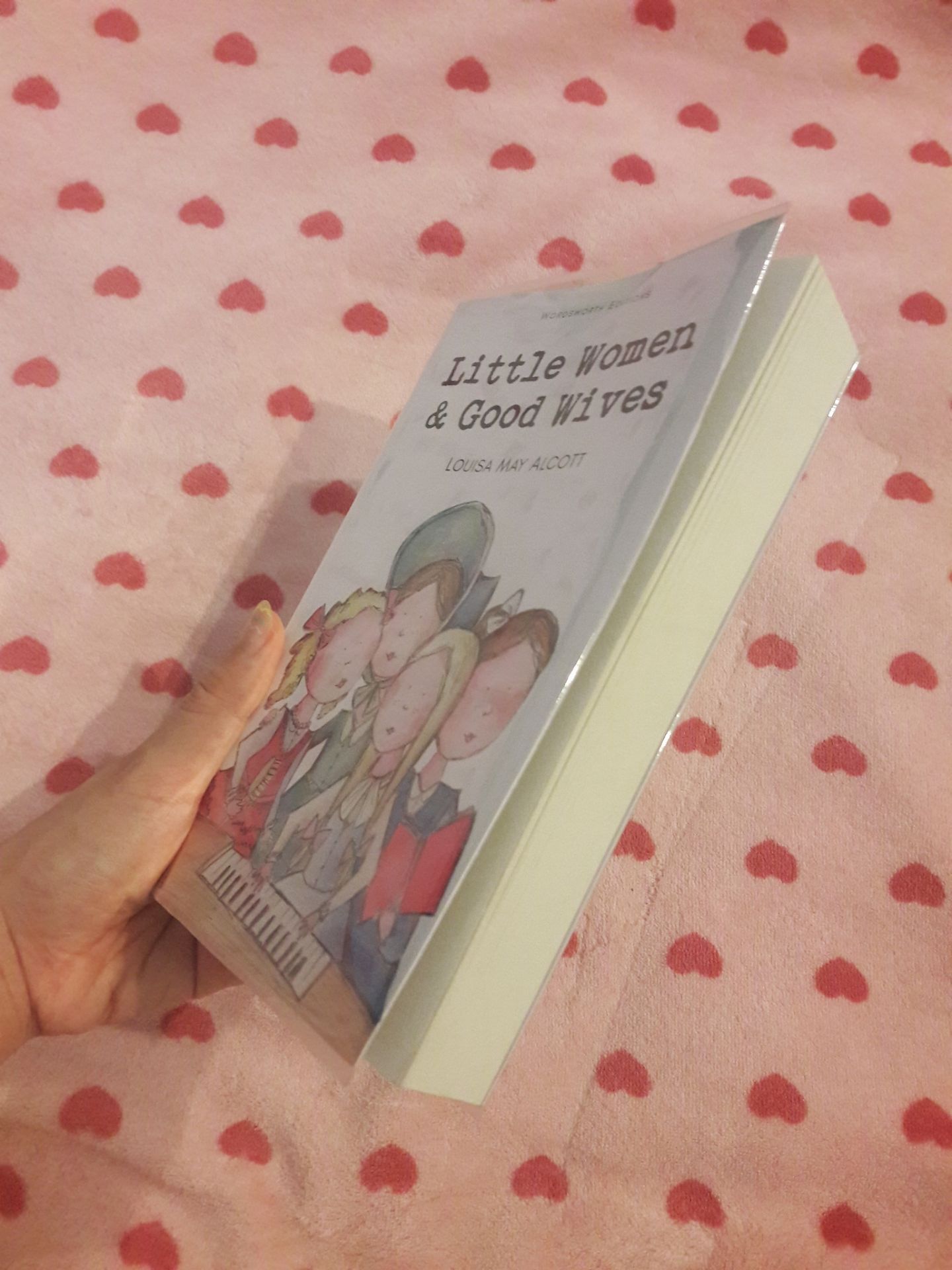 Sách mới tinh. Cuốn sách này gồm 2 quyển little women với good wives luôn, giá tầm 70 mấy ngàn, tính ra tiết kiệm rất nhiều so với mua lẻ từng quyển. Ngoài ra chất lượng giấy thì ở nước ngoài có điểm chung là dùng giấy bình thường lắm, giấy xốp nhẹ, màu xám, bìa mỏng, thua xa chất lượng sách VN. Mà ko biết sao quyển sách mình có mùi dầu gió rất nồng, ko biết là do giấy nước ngoài có mùi như vậy hay sao nữa. Nói chung ưng. Mua 1 phần vì bản tiếng việt đã hết hàng, 1 phần vì đam mê cặp đôi Jo và Teddy :)