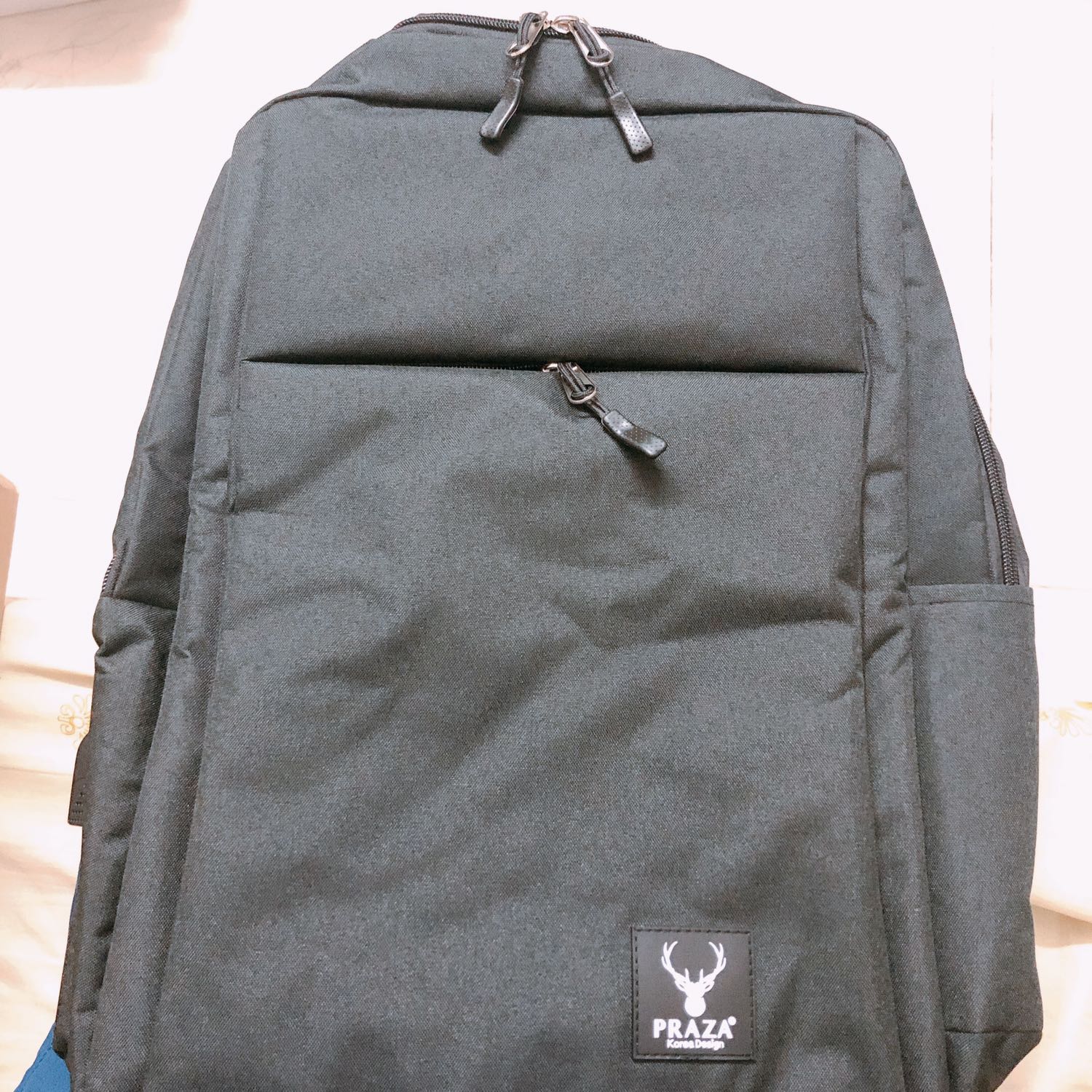 Sản phẩm nhận giống hình cung cấp, màu đen sạch :)) có cổng sạc USB như hình, bỏ vừa laptop 15,6 inch to bự chảng của mình ? hy vọng xài bền lâu thì sẽ mua tiếp~ Sản phẩm nhận giống hình cung cấp, màu đen sạch :)) có cổng sạc USB như hình, bỏ vừa laptop 15,6 inch to bự chảng của mình ? hy vọng xài bền lâu thì sẽ mua tiếp~