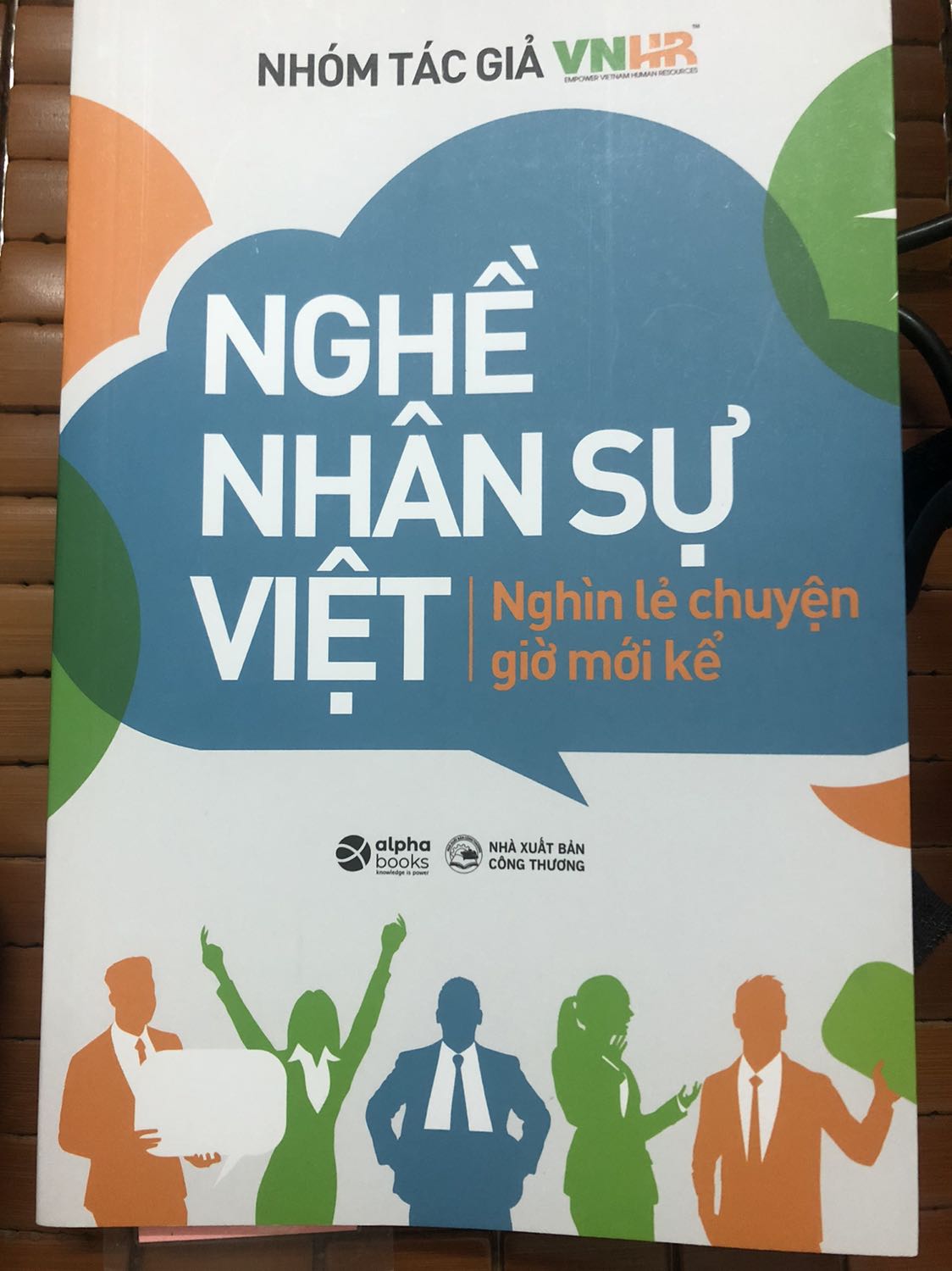 Sách nêu được những câu chuyện thực tế tuy nhiên còn chung chung chưa nêu cụ thể được tình huống giải quyết cụ thể như thế nào. Nếu nêu được cách cụ thể thì người đọc sẽ dễ dàng áp dụng phương pháp đã được học trong sách nếu gặp phải tình huống cần giải quyết. Sách nêu được những câu chuyện thực tế tuy nhiên còn chung chung chưa nêu cụ thể được tình huống giải quyết cụ thể như thế nào. Nếu nêu được cách cụ thể thì người đọc sẽ dễ dàng áp dụng phương pháp đã được học trong sách nếu gặp phải tình huống cần giải quyết.