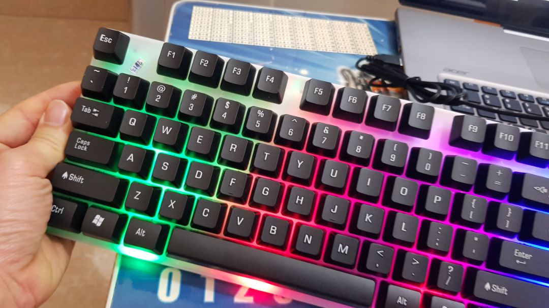 OK happy với giá tiền. Led dưới phím không thay đổi màu được, không xuyên sáng lên chữ trên keycap mà chỉ là led nền thôi. ok OK happy với giá tiền. Led dưới phím không thay đổi màu được, không xuyên sáng lên chữ trên keycap mà chỉ là led nền thôi. ok