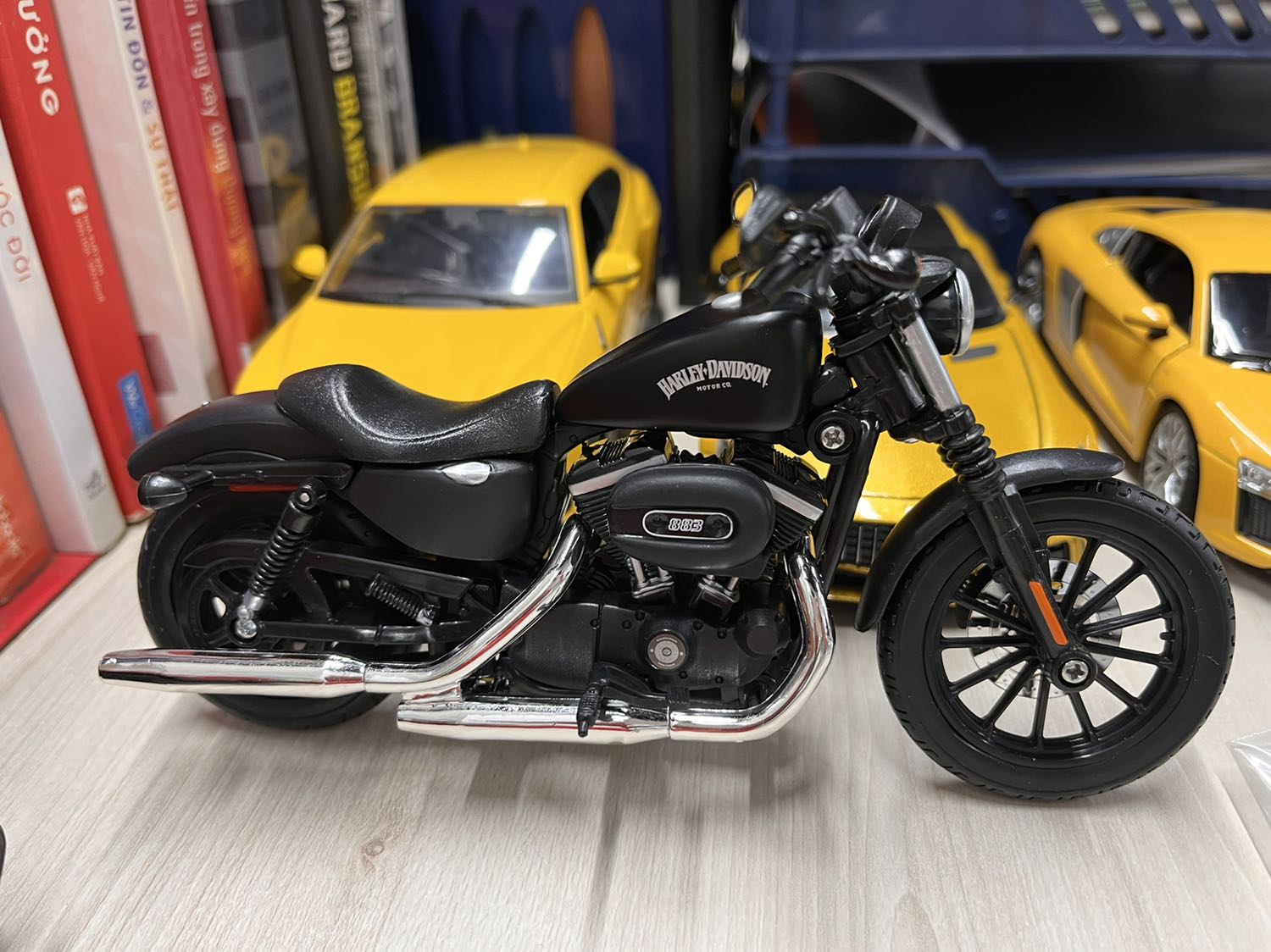 Xe rất đẹp. Chắc chắn. Các chi tiết sắc nét