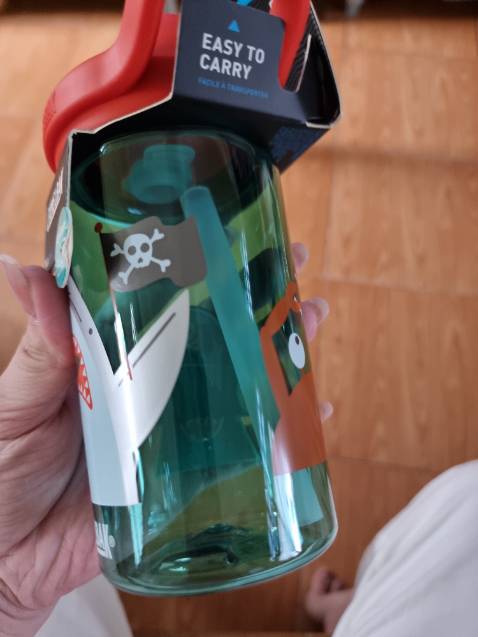 Với giá tiền này thì sản phẩm xứng đáng và rất chất lượng. Bình nhựa cầm dày vừa vặn chắc tay nhưng không nặng. Phù hợp cho trẻ nhỏ. Kiểu hút bằng cách cắn ống hút để uống khá tiện khi đạp xe. Phù hợp với bé trên 3 tuổi. Mình mua hơi sớm. Bình dễ vệ sinh và làm sạch. 
Sản phẩm không có mùi hôi nhựa. Hoàn toàn yên tâm. Mình rất thích và hy vọng có thể tập cho bé uống tốt loại này