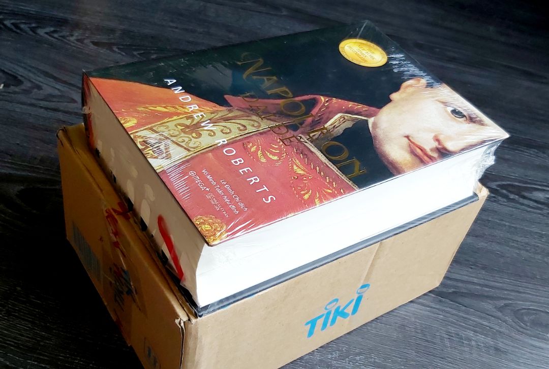 Sách đẹp, dày và khá nặng. Mình mua được giá yêu thương 190k, mà chưa kịp đọc. Sẽ chia sẻ sau.
Dịch vụ Tiki nhanh và thuận tiện. Đóng hộp cẩn thận. Nhân viên giao hàng nhiệt tình. Like & Thanks! Sách đẹp, dày và khá nặng. Mình mua được giá yêu thương 190k, mà chưa kịp đọc. Sẽ chia sẻ sau.
Dịch vụ Tiki nhanh và thuận tiện. Đóng hộp cẩn thận. Nhân viên giao hàng nhiệt tình. Like & Thanks!