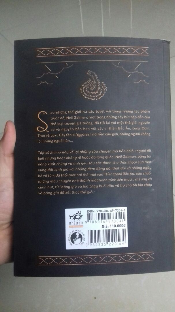Về nội dung với mình sẽ đánh giá 5/5 ☆ đối với riêng bản thân mình. Cuốn này sẽ rất phù hợp cho những ai yêu thích thể loại thần thoại và truyện truyền thuyết. Tuy nhiên với cuốn này trước khi đọc phải tìm hiểu trước ở bên ngoài nếu không sẽ rất khó hiểu (Fan Marvel thì hợp lắm:)) . Nhiều chỗ mà mình phải đọc đi đọc lại 2,3 lần mới ra nội dung :)). Mình mới đọc được gần nửa cuốn nên tạm thời Review sương sương vậy đã nhé :3.
Mình chỉ đánh giá 4 ☆ vì lỗi vận chuyển khiến đầu mép sách có bị rách 1 chút và vấn đề mà khá nhiều người phàn nàn là bìa sách hơi cũ và bẩn nhưng lỗi này mình có thể bỏ qua vì dùng khăn ướt lau đi là sạch, OK luôn. Nói chung mình vẫn rất hài lòng về thời gian giao hàng và chất lượng sản phẩm của Tiki. Mong Tiki cố gắng khắc phục lỗi vận chuyển . Luôn Ủng hộ Tiki (^♡^) ♡♡♡