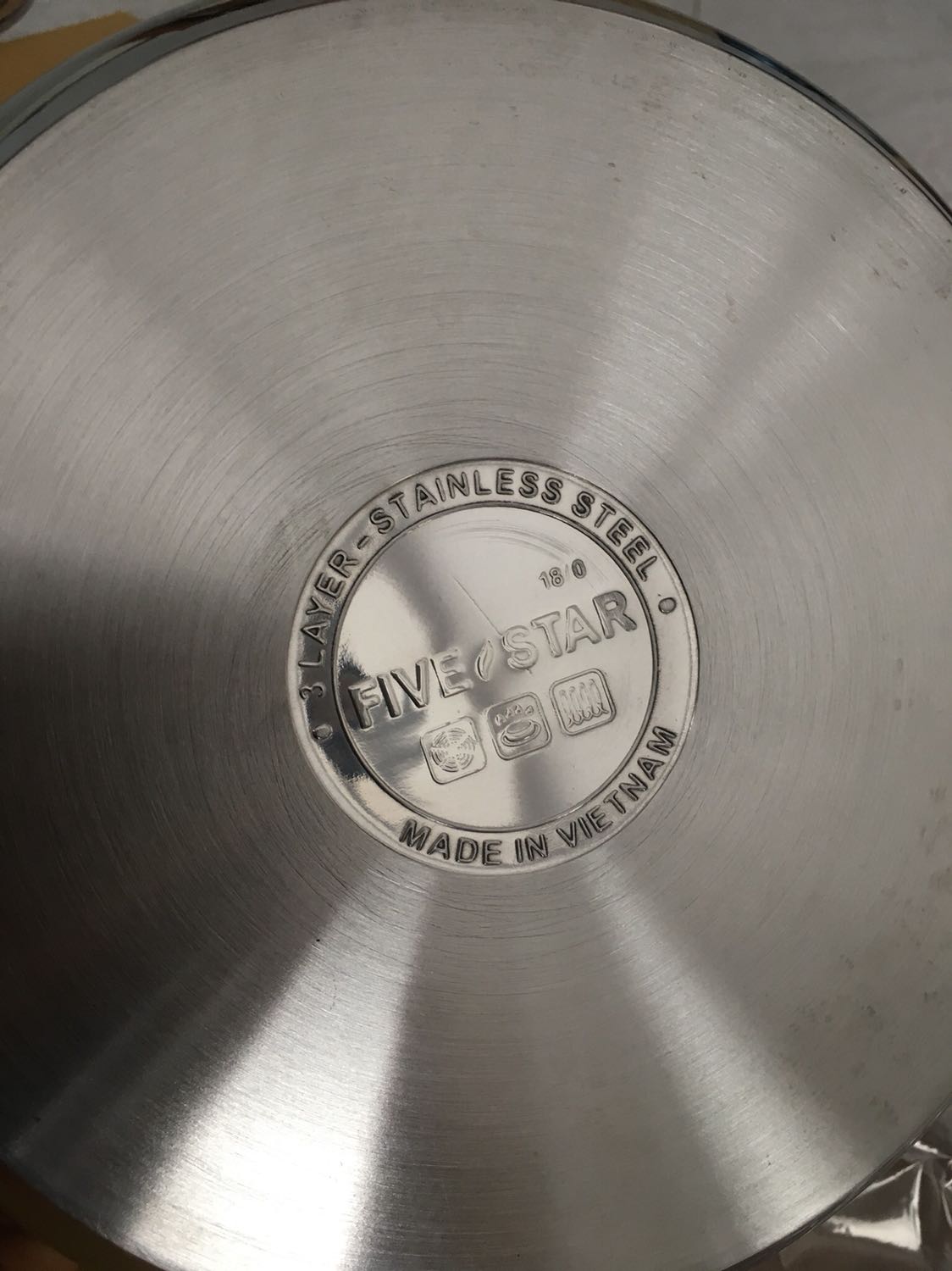 Nồi chắc chắn, dày dặn. Nhưng team trên nồi ghi tên 1 hãng gia dụng khác với tên shop trong phiếu bảo hành. Nhưng dù sao với giá tiện đó có bộ nồi như v cũng rất ok.