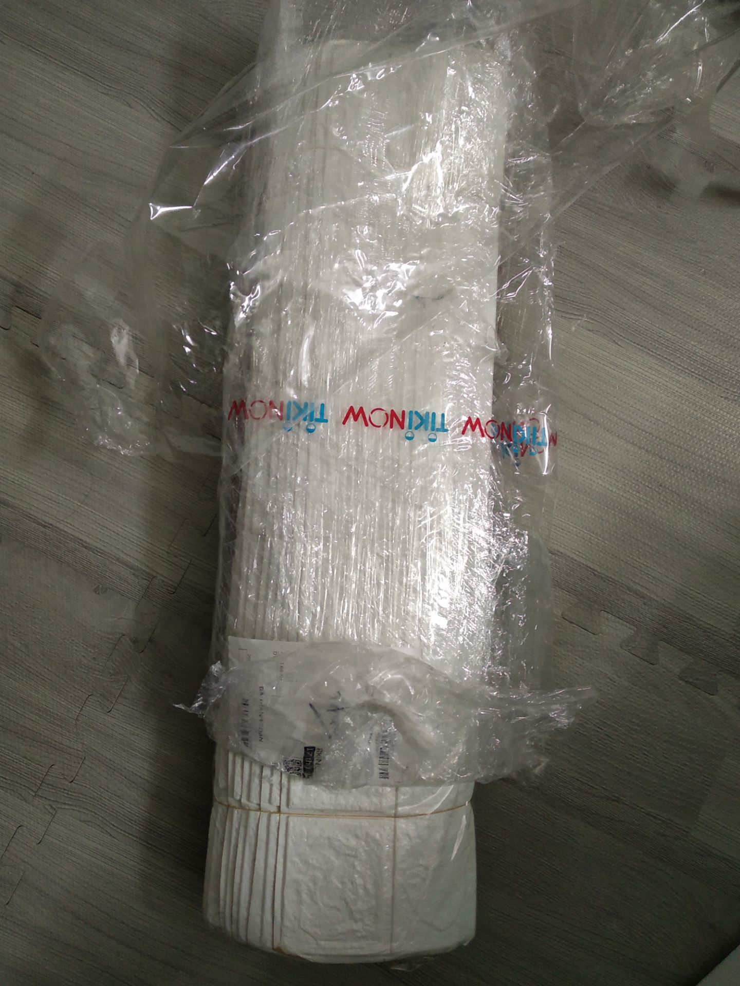 miếng dán ổn, màu trắng sữa, keo dán 1 thời gian khoảng 5 tháng là bung, dễ dán.