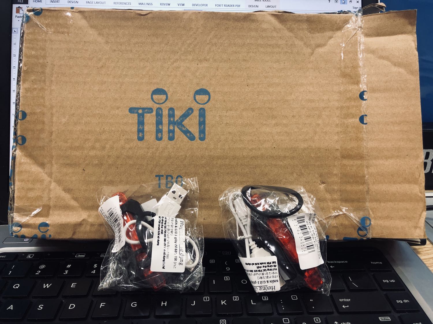 Đèn đẹp, pin dùng khá ổn, chỉ tiếc là việc dùng dây thun để cố định thì không chuyên nghiệp và không được đẹp lắm. Chất lượng so với giá tiền là chấp nhận được. Giao hàng khá nhanh.