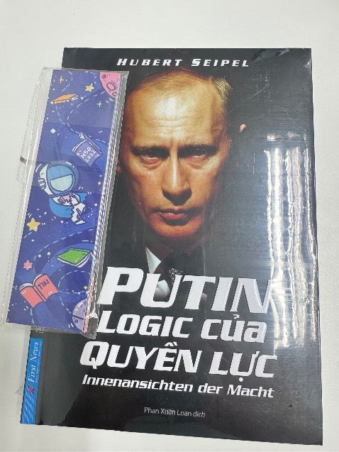 Sách đẹp, chưa đọc nên chưa biết nội dung. Được tặng bookmark rất là dễ thương.