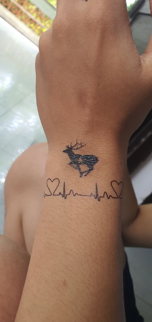 Hình dán dễ thương, độ bền chưa kiểm chứng hết, nhưng hình dán lớn trên vết sẹo sau lần tắm thứ 2 đã có dấu hiệu bong ra. Hình ở mặt trong cẳng tay có vẻ bền hơn hẳn. Đúng là độ bền tùy vị trí dán và mức độ tiếp xúc với nước, quần áo... màu sắc tươi tắn. Tóm lại: mình siêu thích!