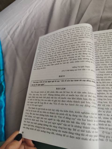 Sách đẹp, cảm ơn shop đã gói hàng kĩ lưỡng để không bị ướt khi vận chuyển. 
 Các bài văn xuất sắc của các năm 2***, vì thế có phần khác chương trình học văn hiện nay. Đọc tham khảo tốt ạ!