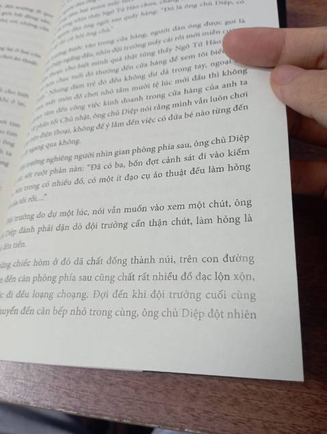Tiki vận chuyển nhanh, giao hàng cẩn thận.
Truyện mới, bìa chắc chắn, giấy in hơi mỏng. Còn 1 số chỗ đánh máy hơi lỗi, mực in bị mờ 1 vài trang, bị dính trang 2 chỗ.
Đánh giá theo giá tiền với mình thì ổn.