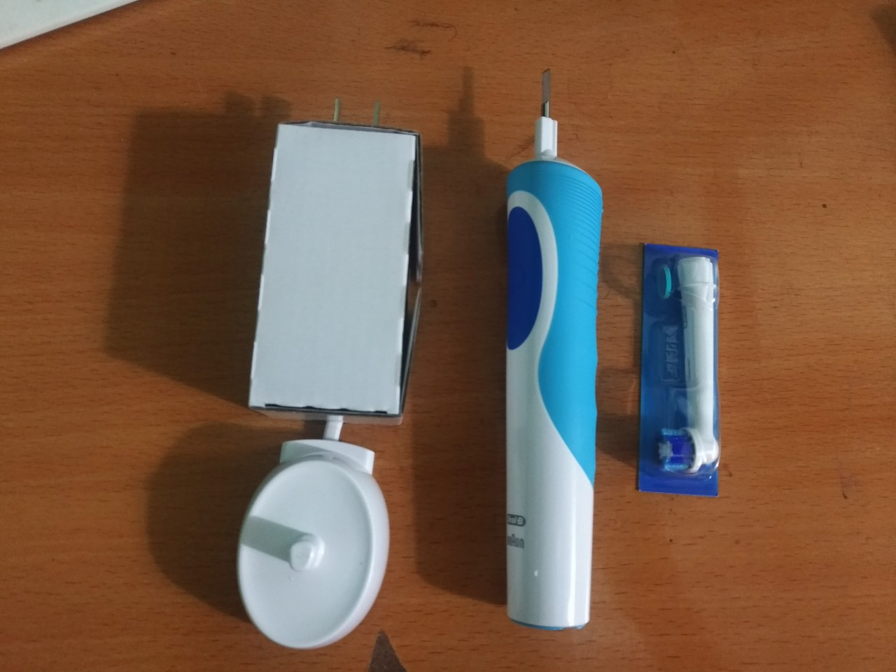 Giao hàng đúng thời gian tuy nhiên sản phẩm đóng gói không cẩn thận, chỉ được bọc 1 lớp nilon bên ngoài hộp dựng bàn chải nên khi vận chuyển hộp bị móp và rách nhưng may là không ảnh hưởng đến bên trong hộp.
Bàn chải cầm khá vừa tay, lực quay bàn chải hơi lớn nên xài lần đầu chưa quen tuy nhiên vẫn sử dụng khá tốt
Hơi bất tiện là do không có đèn báo sạc nên khó nhận biết được lúc sạc