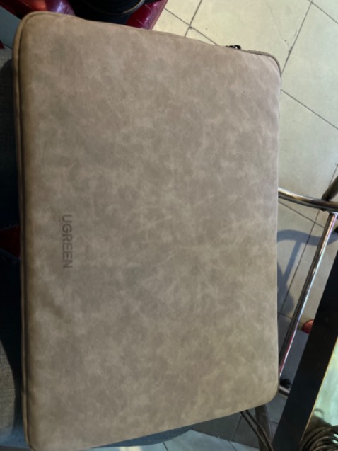 Hàng đóng gói cẩn thận, chính hãng ugreen VN, bề mặt ngoài sờ rất thích, bên trong có lớp nhung giúp máy không bị trầy xước, lớp chống sốc khá dày và êm