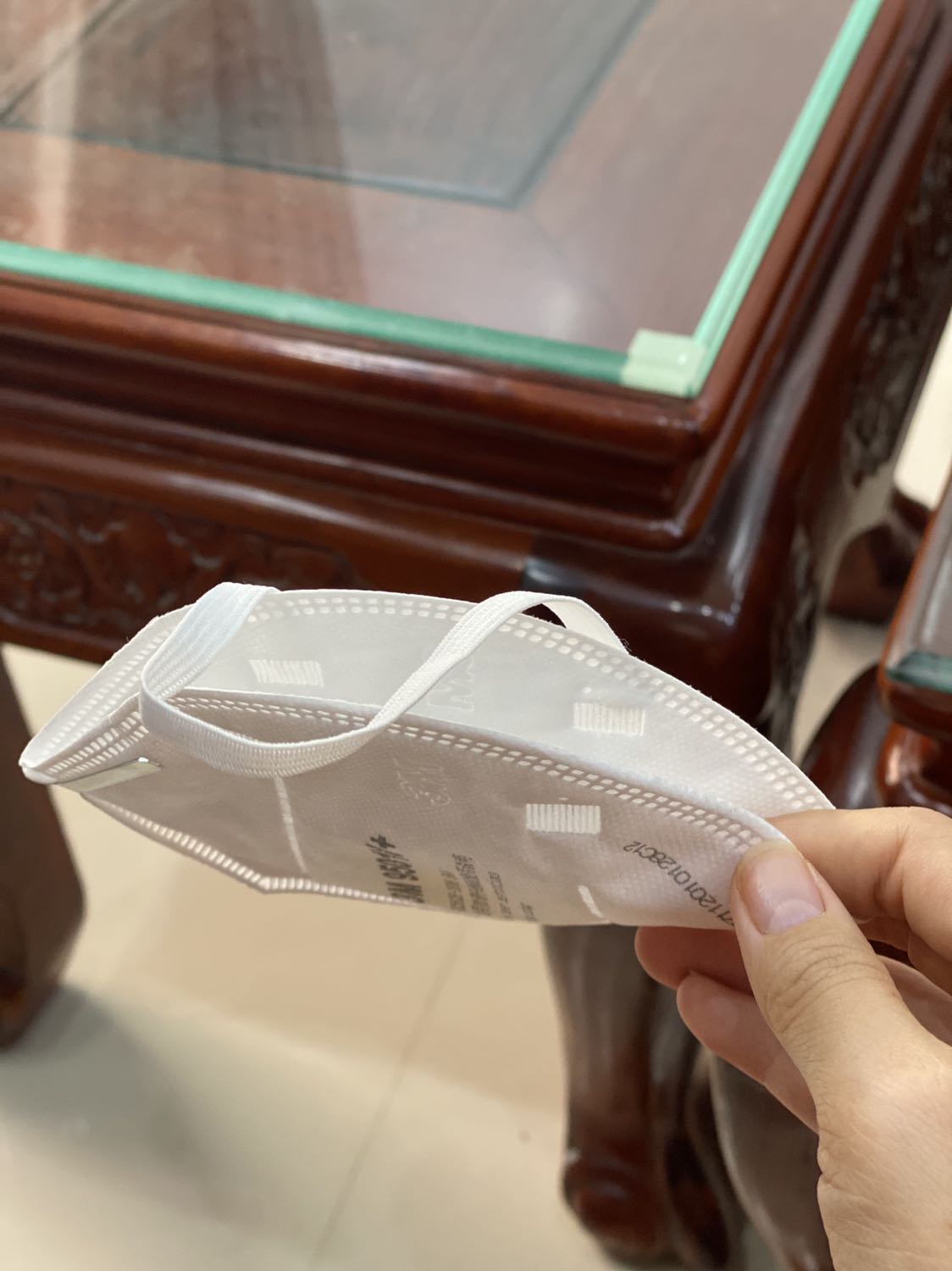 Mình đã nhận được khẩu trang theo đúng lịch giao hàng dự kiến.
Khẩu trang nhìn rất xịn, dày dặn. 
Chưa kiểm tra hết tất cả nhưng mình phát hiện ra 1 cái bị mất 1 bên dây đeo. Đeo thử những cái ko lỗi thì thấy đau tai vì chật quá. Ko khó thở như nhiều ng nói, có khả năng do mình chưa đeo đúng quy chuẩn.