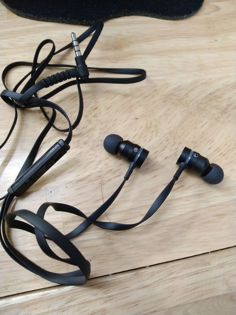 Hôm đặt hàng chọn loại màu đen, giao đúng màu mà còn giao rất lẹ nữa. Màu đen cá tính nhìn rất đẹp mắt và ngầu lòi nhé. Đã vậy còn tặng thêm dây nối dài tai nghe thêm vài chục cm nữa, nút đệm tai nghe các thứ... Tuy giá hơi cao tý nhưng rất đáng đồng tiền bỏ ra. Âm thanh thì nghe nhạc chưa hỗ trợ tốt cho mấy dù âm bass cũng có nhưng không quá mạnh, còn dùng để chơi game thì nghe bao phê.