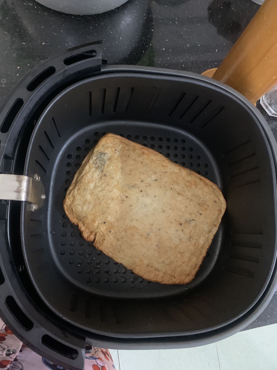 Nồi chiên chất lượng, mình cực kỳ ưng ý. Tiki giao hàng nhanh trước Tết. Mình dùng hơn 1 tháng, nồi chiên hoạt động ổn định. Làm được gần như các món mà chiên theo kiểu truyền thống làm được. So về độ ngon và bắt mắt thì là 7-8/10. Nhưng nghĩ đến lượng dầu mình có thể né được thì phải nói là xuất sắc vì đảm bảo sức khoẻ. Mình đã chiên thành công heo quay, gà chiên, cá chiên, sữa tươi chiên giòn, khoai tây chiên. Nồi to dung tích lớn nên sử dụng rất thích. Rất đáng mua nhé mọi người. Cảm ơn Tiki