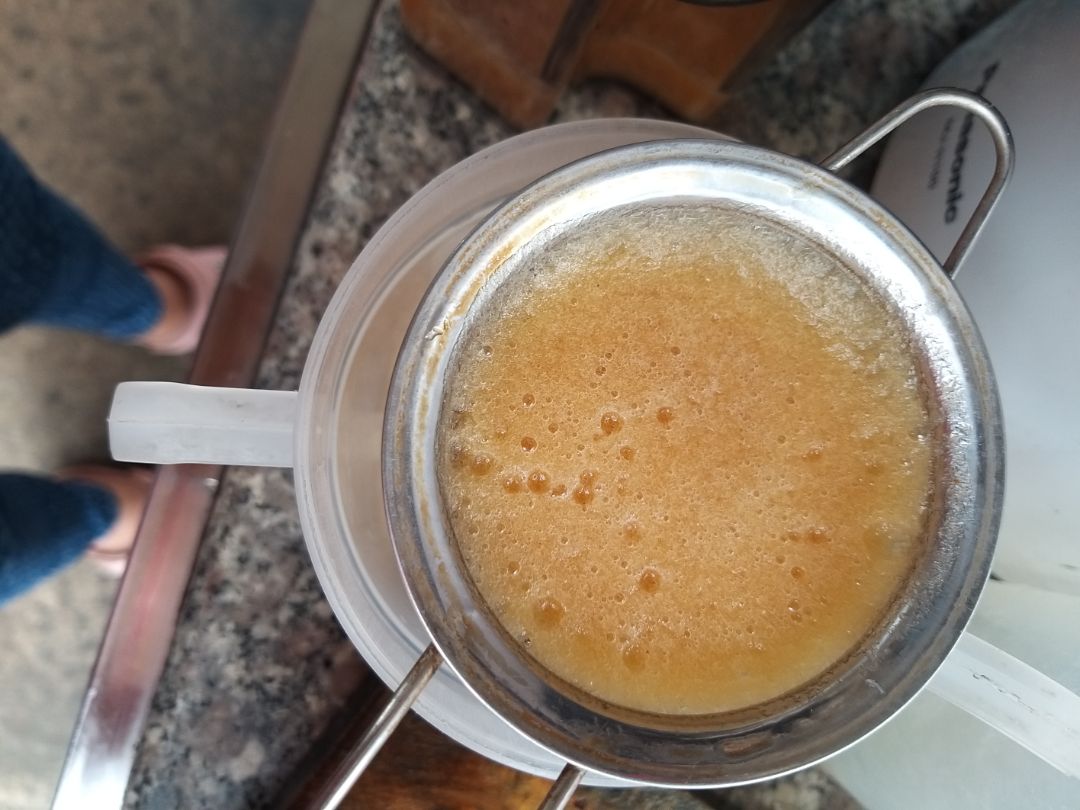 Mua tiki nhiều mà lần này thất vọng thật sự. ép dứa xong ép táo nó ra như bột, trái cây nghiền chứ ko phải là nước ép. Ép thì thấy trái cây toàn kẹt ở trên ko xuống đc hết. khuyên mn ko nên mua. xem review rất nhiều mới quyết định mua máy này, tháo lắp phức tạp, ko lẽ ép đc ly nước fai rửa lưới tháo cối vài lần ư? có thể cho mình đổi trả sp ko ak??? Mua tiki nhiều mà lần này thất vọng thật sự. ép dứa xong ép táo nó ra như bột, trái cây nghiền chứ ko phải là nước ép. Ép thì thấy trái cây toàn kẹt ở trên ko xuống đc hết. khuyên mn ko nên mua. xem review rất nhiều mới quyết định mua máy này, tháo lắp phức tạp, ko lẽ ép đc ly nước fai rửa lưới tháo cối vài lần ư? có thể cho mình đổi trả sp ko ak???
