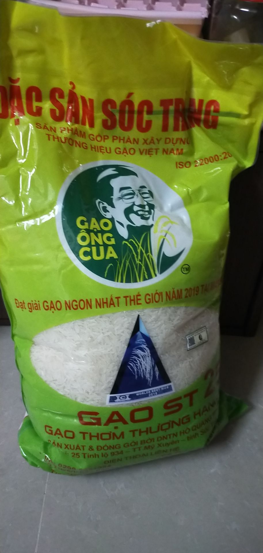 Gạo đúng thương hiệu có tem chống hàng giả, mới sản xuất 5/8. Hạt gạo trắng dài đều, cơm trắng dẻo, ngọt, lúc nấu có mùi thơm. Điểm ko thích trừ 1 sao là shop đóng gói bằng túi nilon, với giao hàng hơi lâu đợi mòn mỏi, chắc do covid nên chậm. Vẫn ủng hộ chờ hàng về mua thế túi nữa.