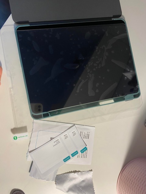 giao cái dán chắc phải 13inch cho mình, lúc đầu mình còn nghĩ dán vào rồi cắt cho bằng cái màn 10,9" nhưng mà không phải