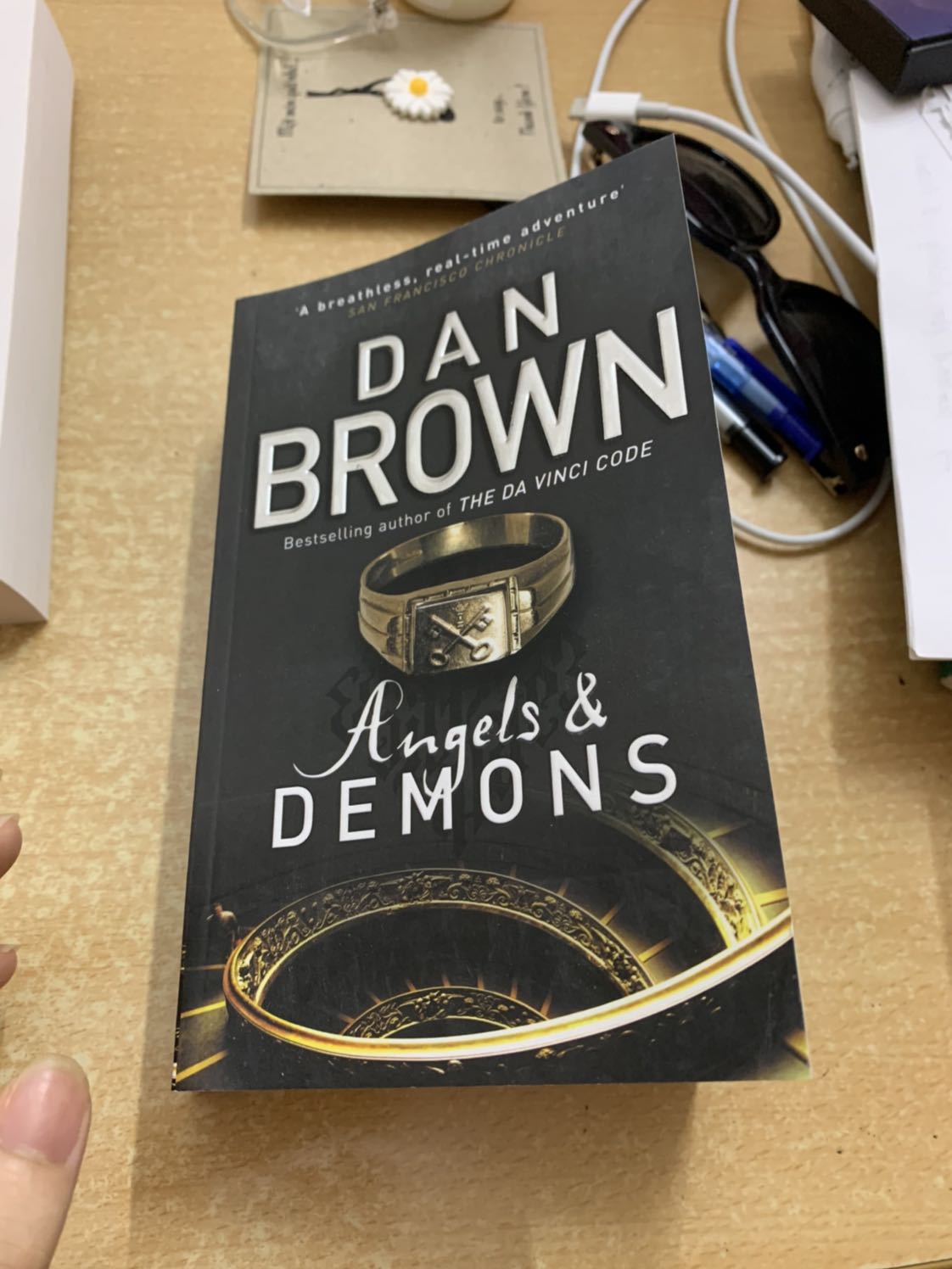 Cuốn này tuy không có bọc giấy nhưng sách rất mới, rất ok, mặc dù hơi bị ố vàng ở phần mép tí nhưng mình không quá khó tính về vấn đề đó. Sách của bác Dan Brown thì khỏi nói rồi, cầm lên là khỏi đặt xuống được luôn! Khá bất ngờ với tốc độ giao của bên vận chuyển, vừa đặt tối hôm qua thì chiều hôm sau đã thấy alo nhận sách rồi.