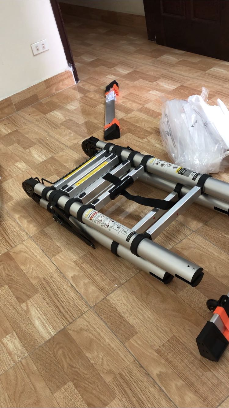 Loay hoay một lúc mới lắp được cái chân thang vào. Mình thấy chất lượng thang khá tốt. Nhưng mà nó nặng, cồng kềnh quá. Điều chỉnh độ cao cũng phức tạp. Nếu chỉ làm 1 mình, ko có ai làm cùng thì khá là vất vả.