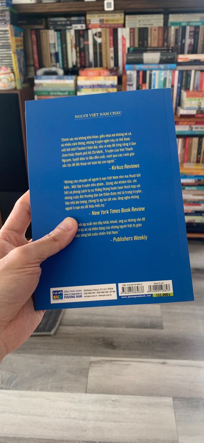 Sách in đẹp, giấy láng bóng mà lại nhẹ. Dù 200 trang hơn nhưng mỏng như sách 100 trang.

Về phần sách thì văn phong tác giả nhẹ nhàng, không đao to búa nặng, kể những câu chuyện cóp nhặt một cách bình tâm chậm rãi, như cách những người việt kiều kể về một chuyện cũ, gạn lọc lại, ít đụng chạm hơn. Cảm giác văn phong là kiểu miền Nam mình, không cần sự khoa trương. 

Mọi người nên đọc nhé. Dù sao đây cũng là tác giả người “gốc việt” đoạt giải pulizer đầu tiên, không phải dễ dàng mà làm được điều này trên đất Mỹ. Chắc chắn tác giả phải có điều chi vượt trội xuất sắc.

Cám ơn tiki đã giao sách nhanh và đẹp.