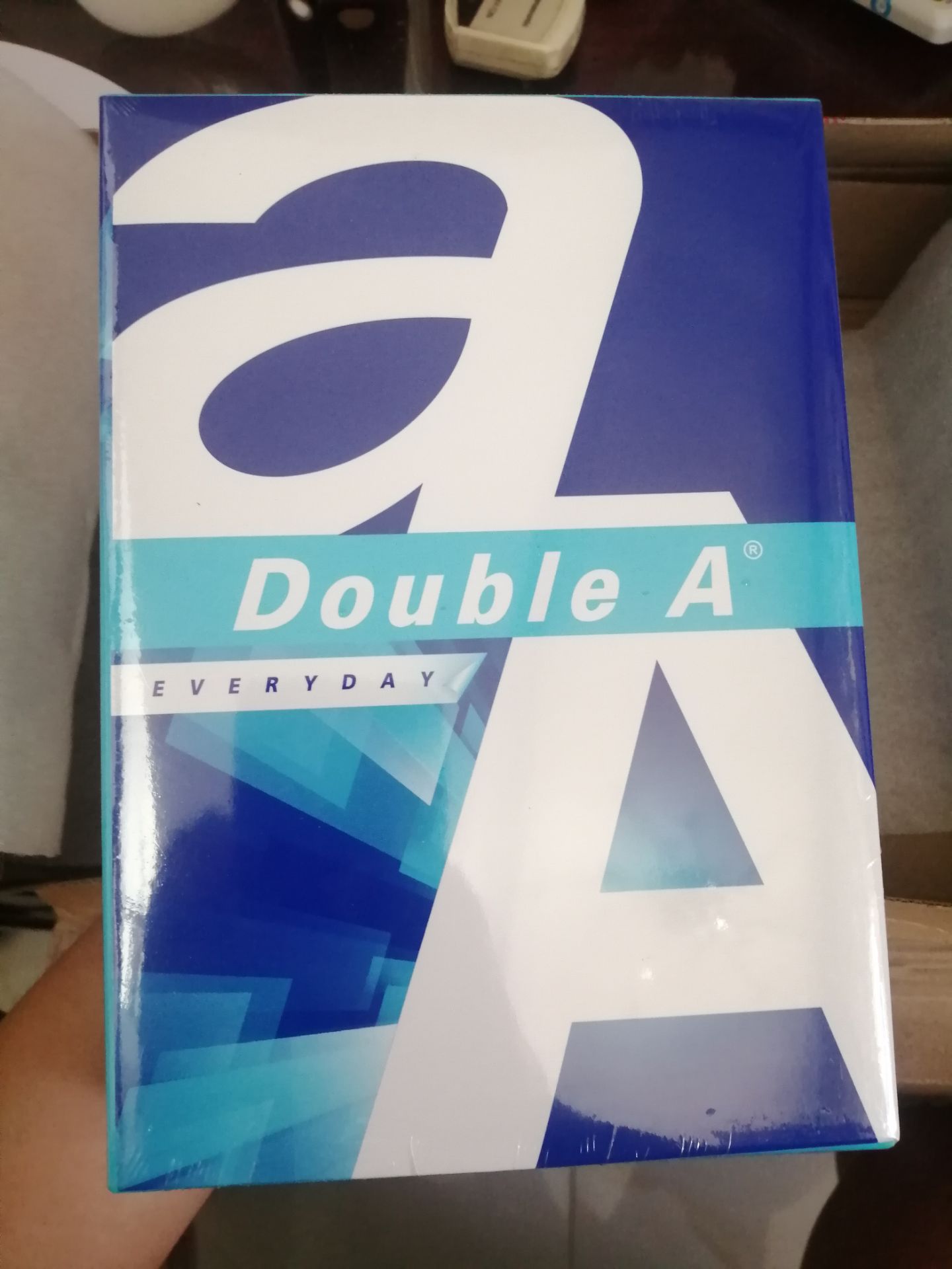 Giấy tốt, giá cũng rất phù hợp Nhà sách đóng gói tạm ổn, điều khiến tôi thất vọng là nhà sách chưa gửi hàng mà app Tiki đã hiển thị là "đang vận chuyển", làm tôi hóng 3-4 ngày tới tận ngày giao dự kiến nhưng chẳng thấy đâu, hỏi ra thì mới biết hôm ấy nhà sách mới bắt đầu gửi hàng, thế là tôi phải đợi thêm 3-4 ngày nữa. Tôi vừa thất vọng vì nhà sách làm việc trễ nãi nhưng cũng rất thất vọng về cách Tiki hiển thị cho khách hàng về trạng thái của đơn hàng. Mỗi một người khách đặt hàng đều rất trông chờ đơn hàng của mình nên Tiki hãy hiển thị rõ ràng và đúng trạng thái đơn hàng để khách khác không thất vọng như tôi.