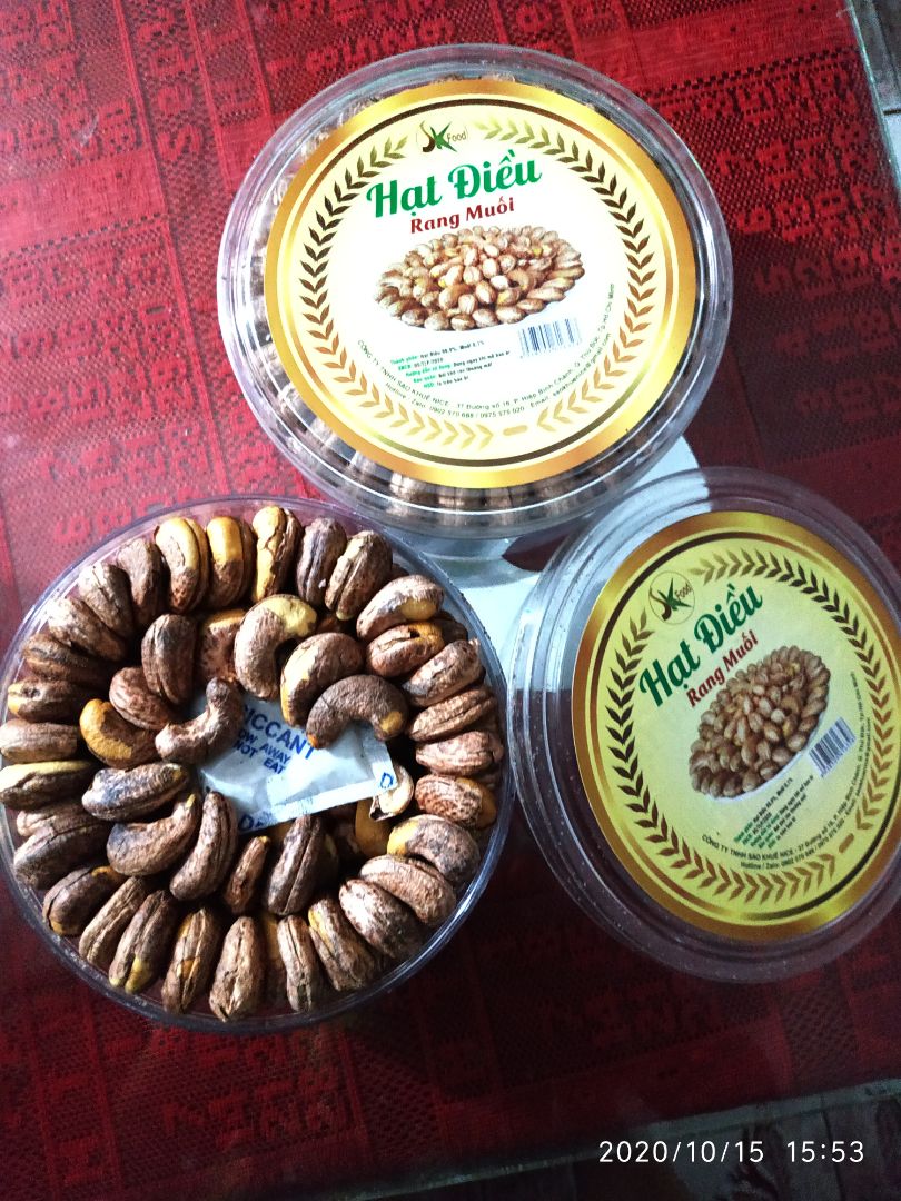 Tiki giao hàng rất nhanh. Sản phẩm xếp hình đẹp tuy nhiên màu hạt điều sậm hơn so với hộp quảng cáo. Ở dưới lớp mặt có hạt vỡ đôi và một số hạt hư không tróc vỏ, không xứng với quảng cáo là hàng cao cấp