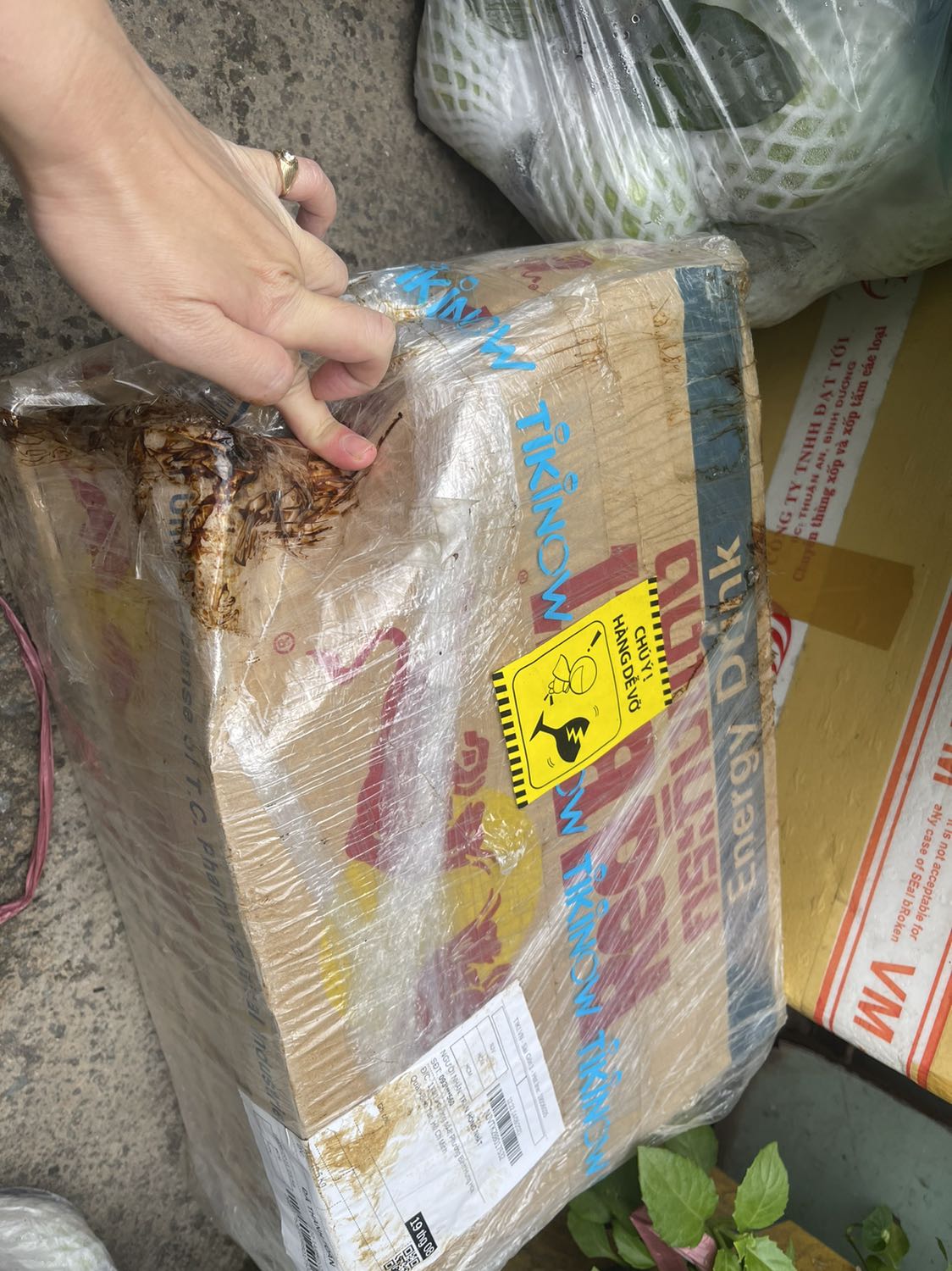 Quá tệ, giao hàng thì hỏng móp, vỡ nước ra. Sau khi mình gọi điện báo hoàn đổi thì đã hỗ trợ hoàn đổi. Nhưng thật tình là thủ tục rườm rà hơn các nền tảng khác. Thgian cũng lâu hơn. Đơn hàng giao cả tháng trời mình có thể thông cảm vì dịch. Nhưng thông cảm với nhau thì cũng phục vụ với nhau tử tế chứ. 
Đơn hàng hoàn đổi của mình từ 27/09 đến nay là 18/10 mình bất chợt nhớ ra thì phát hiện mãi vẫn chưa phát gửi cũng không có thông tin lộ trình theo dõi. 
Mình không quá khó khăn nhưng mà dịch vụ như này thì quá sức tệ, gây bực bội cho người mua.
Dù mình đã chọn nhà cung cấp là tiki trading để an tâm hơn vậy mà.
Hay đơn hàng của mình quá ít ?????
Tóm lại khi nào mới giao đơn hàng lại cho mình hoặc là hoàn trả tiền lại cho mình được vậy ạ.