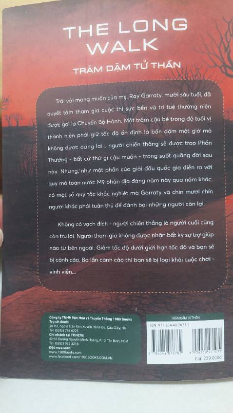Một chuyến bộ hành thử thách sức bền của cả cơ thể và tâm trí trong giải đấu lấy bối cảnh nước Mỹ phản địa đàng không phải là một ý tưởng tồi. Cuộc đua dù hàng trăm dặm kết thúc sau 5- 6 ngày nhưng thật bất ngờ khi tôi cần đến hơn 3 tuần để đọc xong cuốn sách. Xuyên suốt câu chuyện là không khí bức bối ngột ngạt của thoại và thoai. Câu chuyện khá nhàm chán khi thiếu vắng hoàn toàn những nhân vât với chiều sâu tâm lý, những kẻ bệnh hoạn giết người với đầu óc biến thái , những tình huống gay cấn và cả những cảm xúc xót thương.