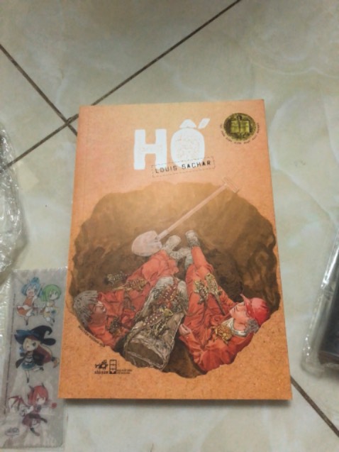 tôi không tính mua, tính kiếm món nào 10k cho đủ ship mà đọc cuốn này với cái bìa thấy cuốn quá nên mua, tuy k có seal nhưng truyện mới tinh khồn bị dơ hay sứt mẻ gì cả, tuyệt vời 100 điểm