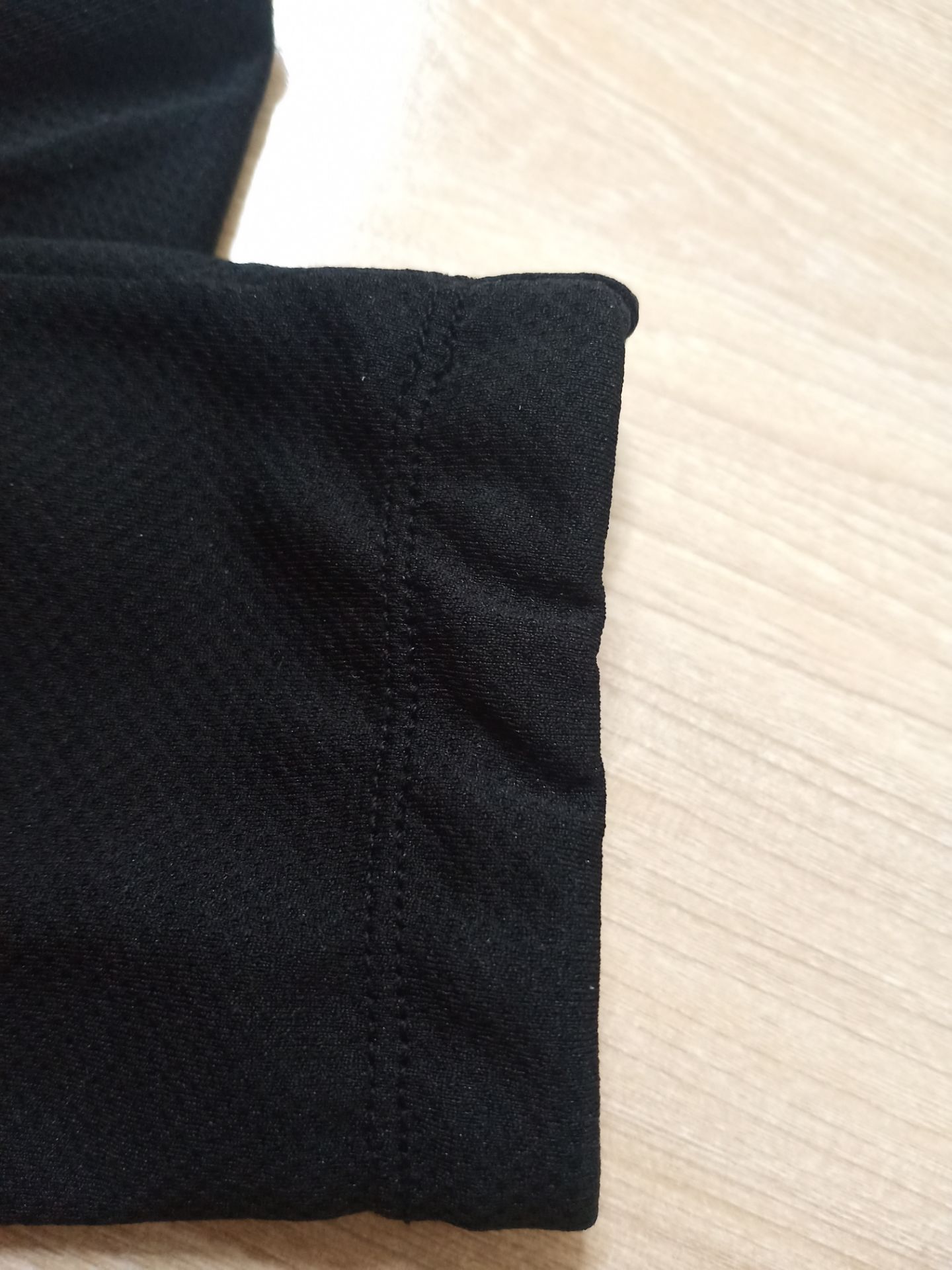 Một lúc đặt liền 2 sản phẩm trên Tiki nên mới có cái để so sánh. Hàng của shop màu đen, nhìn mẫu mã khá ổn, chất giống chất mấy cái áo chống nắng, khá nóng, không co dãn mấy nên đeo bị chật bắp tay. Trong khi mình mua đôi màu trắng shop khác trên Tiki thì chất mát lạnh, mềm và co dãn tốt, lại có thêm phần chống tụt trên bắp tay, giá rẻ hơn tận 40k. Mặc dù shop có kèm thêm thẻ tặng 10k khi comment nhưng theo tớ shop nên giảm giá cho phù hợp hơn với chất lượng sản phẩm. Với giá 150k và chất lượng như này tớ sẽ ko mua lần 2 đâu.