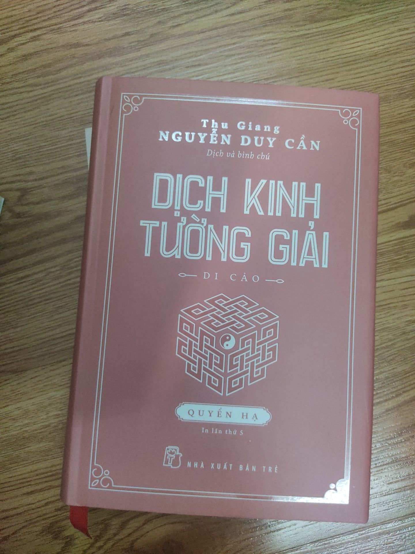 Đợt dịch vừa rồi Tiki giao hàng khá lâu mà nay mình đặt 22/10 mà 24/10 đã nhận rồi. Trời mưa mà anh shipper vẫn đi giao, tới nơi thì thấy hộp te tua hơi bất an. Cơ mà sách nhìn chung là ổn, chỉ có 1 cuốn bị rách bao kiếng nên ảnh hưởng tới trang sách một tí nhưng ko sao. Đã mua hàng trên Tiki đc 1 năm (đã phần là sách) nhưng Tiki chưa làm mình thất vọng. Và mình hi vọng Tiki sẽ ko làm mình thất vọng :p