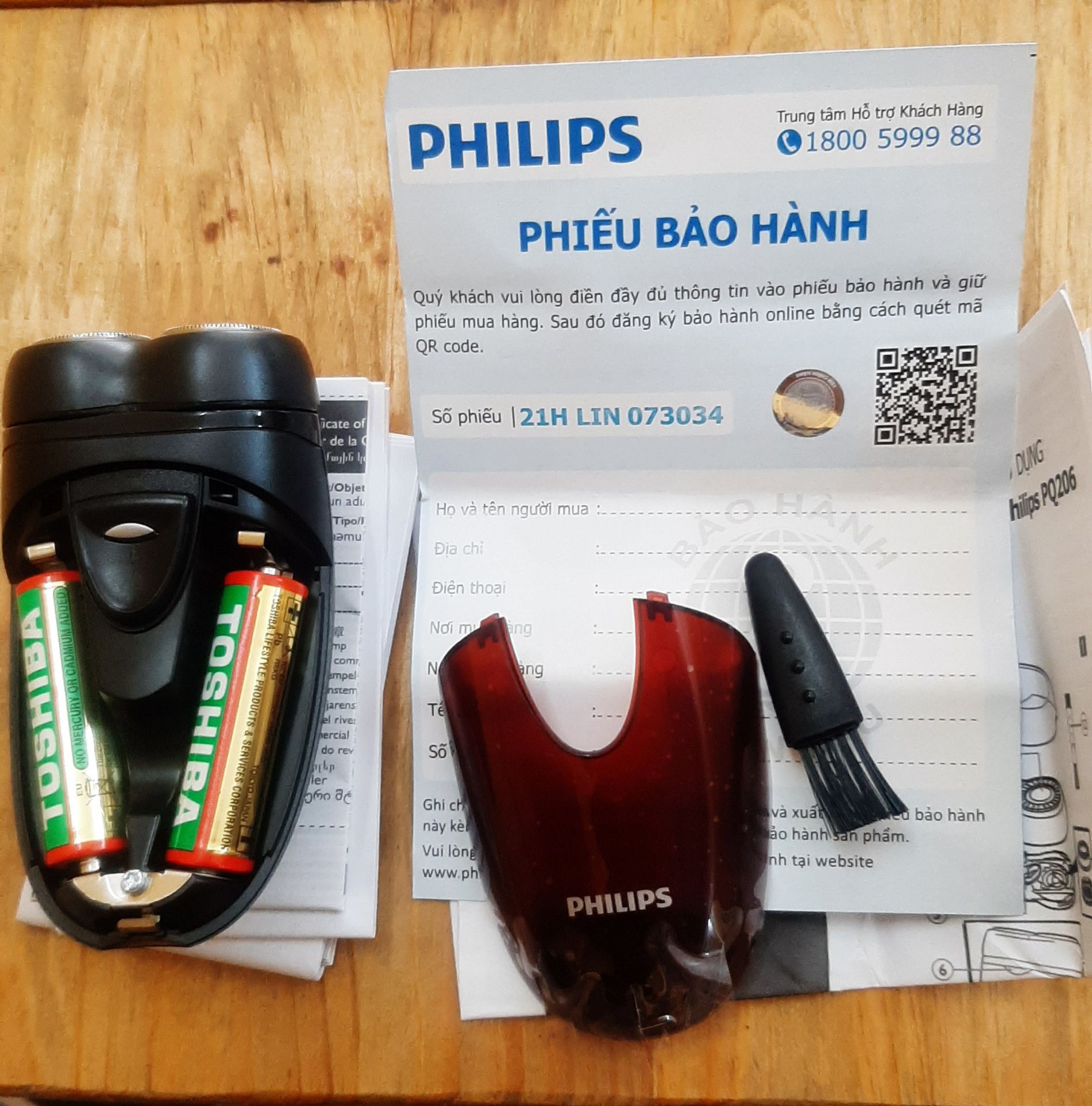 Bao bì đóng gói cẩn thận, hộp sản phẩm rất gọn, đầy đủ phiếu bảo hành và HDSD, lắp pin xài thử thấy cạo sạch, động cơ chạy êm, bộ phận lưỡi dao nghe rè rè