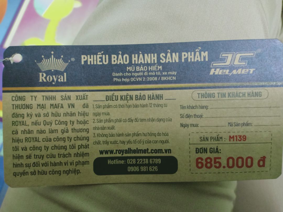 Mình mới nhận sản phẩm có đánh giá sau:
- Qun sát tổng thể tạm đc, nhưng sâu về chi tiết thì ko ổn, mấy cái nút như trên hình rất dễ bung (mà bung thì bụi sẽ vào, mưa sẽ lọt, mới về đã bung 2 cái), liên kết giữa các phần vải, xốp rất hời hợt.
- Chất lượng chắc phải sử dụng lâu mới biết đc, nhưng với mức giá này thì mình thấy ko ưng với sản phẩm, thật ra nếu có mình sẽ đánh giá 3sao rưỡi