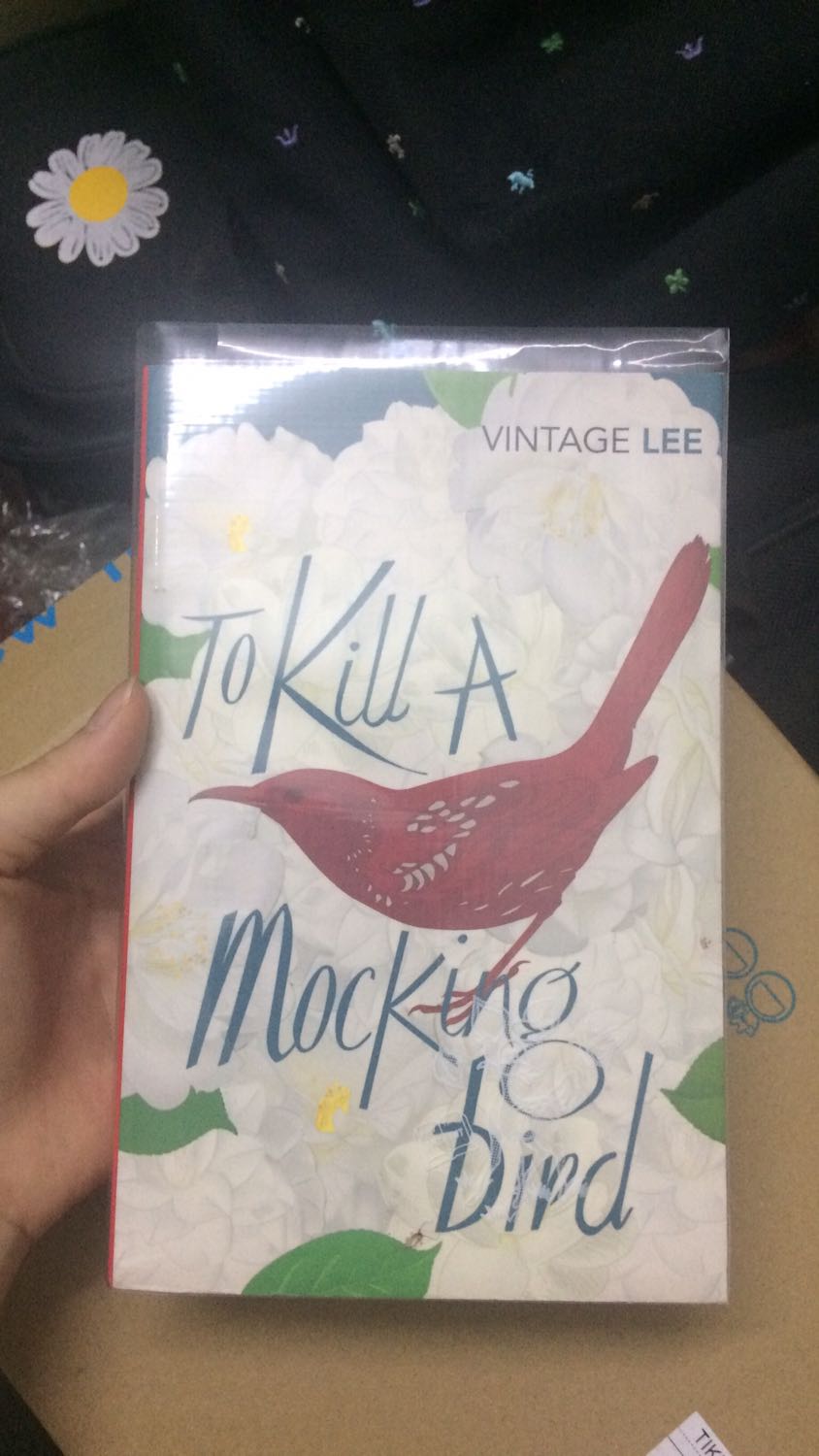 Mình bị sốc vì chất lượng giấy. Gần 200k 1 cuốn nhưng chất lượng giấy khá tệ và có mùi. Tuy nhiên chắc là do sách nước ngoài nên khổ giấy nhỏ, tiện cầm tay