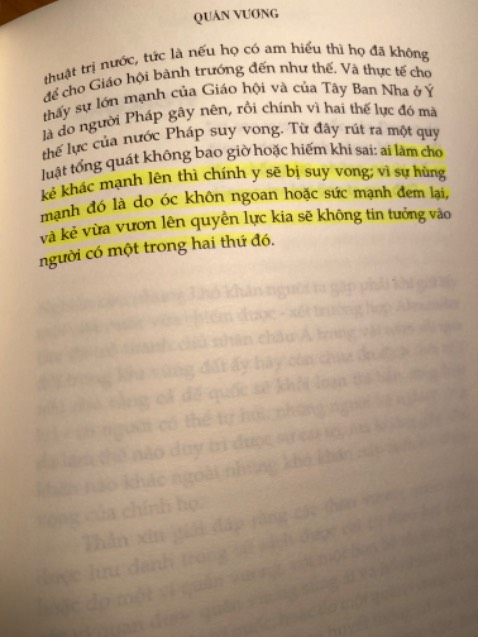 Biết đến cuốn sách khi nó nằm trong list sách của Trung Nguyên dành cho lãnh đạo nên mua đọc thử dù bản thân ko hứng thú mấy dạng truyện viết. Để cả năm nhớ ra đọc thử không ngờ quá đỗi hay, sách là 1 bề tôi khuyên chúa công về thuật trị quốc, thay vì trị quốc có thể hiểu như cách 1 người lãnh đạo củng cố địa vị của mình  tuỳ vị thế hoàn cảnh để thu phục cấp dưới, ném đá giấu tay, dùng người và diệt trừ thế lực… có nhiều điều rất đáng học hỏi và suy gẫm. Là 1 cuốn sách rất khác so với các sách về lãnh đạo. Đã đọc binh pháp nhưng thật sự binh pháp tôn tử khá khó hiểu, theo mình đánh giá sách rất phù hợp với các vị trí bắt đầu lãnh đạo, đáng mua.
