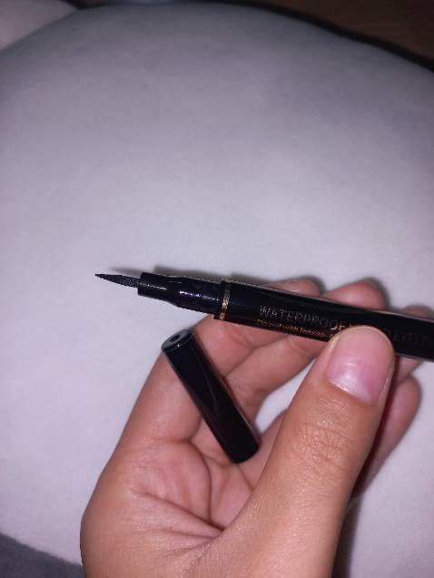 Giao hàng nhanh, đóng gói kĩ, đầu bút dễ kẻ, có điều hơi lâu khô, để khoảng 4-5 phút, cũng không lì cho lắm, dùng nước vẫn có thể bôi, nhưng hợp với giá tiền ạ!