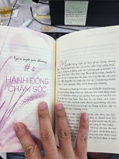 Tiki giao hàng nhanh chóng. Mình tìm mua sản phẩm này vì mong muốn hiểu hơn về các ngôn ngữ tình yêu để biết cách biểu hiện tình cảm với người yêu nhiều hơn.
Review nội dung: sách này, tác giả muốn hướng đến đối tượng là các cặp vợ chồng. Các câu chuyện trong sách thực sự hay và ý nghĩa, mang đến rất nhiều cảm giác hạnh phúc ở mỗi câu chuyện. Nếu bạn đang ở giai đoạn tán tỉnh, cần tùy biến gợi ý trong sách cho phù hợp với thực tế của các cặp đôi yêu nhau.