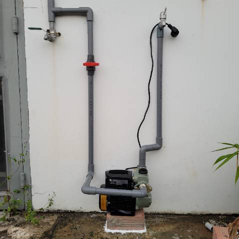 Máy chạy êm, nước mạnh hơn nhưng không nhiều lắm. Mình xem qua xem lại 2 bơm rồi chọn nhầm loại này không có tự ngưng khi khóa vòi. Sẽ bổ sung van tự động cho nó :-)