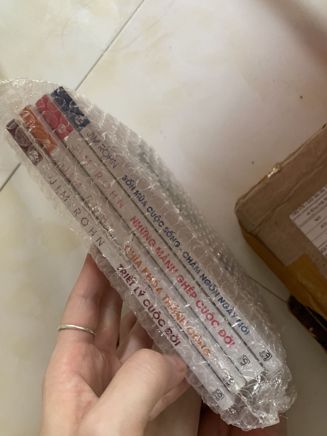 Rất không hài lòng. Lần đầu tiên mua đồ mà thất vọng đến vậy. Đặt 1 kiểu giao 1 kiểu. Nhắn tin cho shop thì không bao giờ trả lời. Bán hàng kiểu không có tâm. Hi vọng sẽ không ai bị giống mình. Đặt hàng gần tháng mới có thì lại thành ra thế này. Qua *** mua cho nhanh😏