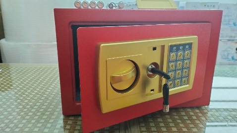 Két đẹp lắm nha mn, ở ngoài nhìn sang xịn lắm luôn!!! két to đựng giấy tờ, sổ đỏ thoải mái, mình mua về mẹ mình thích quá lại mua thêm 1c nữa tặng cho mẹ. cảm ơn shop đã tư vấn nhiệt tình nhé!