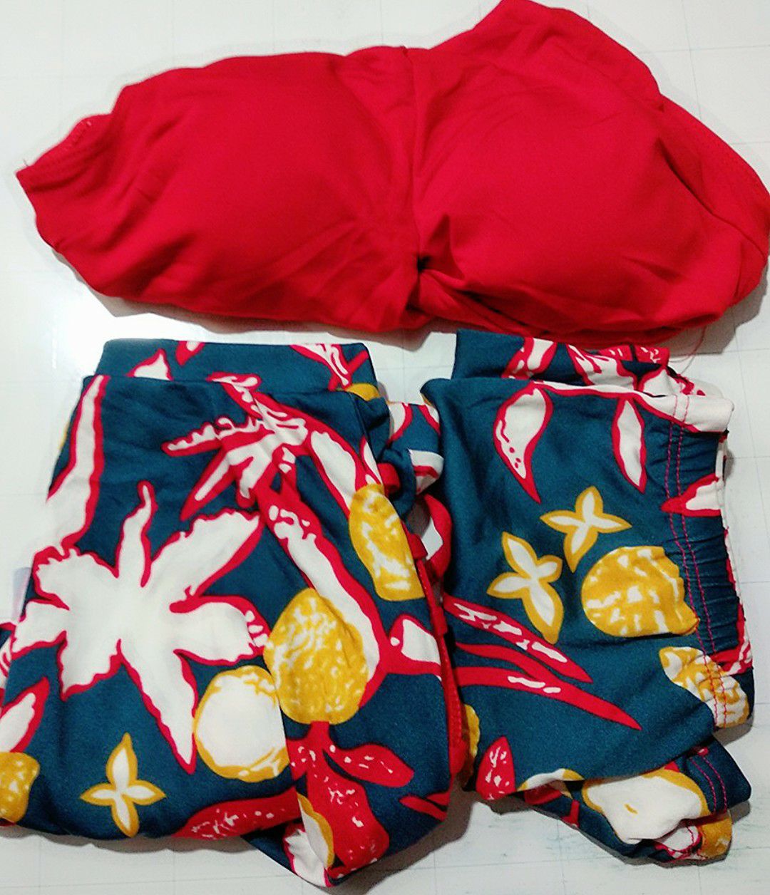 Mẫu này như hình, chất vải là thun coton có độ co giãn khá tốt, tuy nhiên không có size lớn hơn, cũng may mình vừa 50kg mặc size L , nếu có size XL thì tốt vì bạn mình cũng muốn mua, nhưng không có size phù hợp. Đồ bơi vừa có quần vừa có váy mặc rất thoải mái và tự tin không sợ lộ hàng. Kiểu dáng dễ thương, kín đáo. 
TIKI cho kiểm tra hàng nên mình yên tâm hơn khi mua ở đây, cũng như bạn giao hàng dễ thương - hàng đóng gói bằng thùng chắc chắn và đẹp. Cho TIKI 5 điểm.