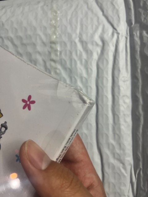 Sách bị đè ép (có thể trong quá trình vận chuyển) làm móp méo ở gáy sách.